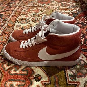 LIKE NEW RED NIKE BLAZERS